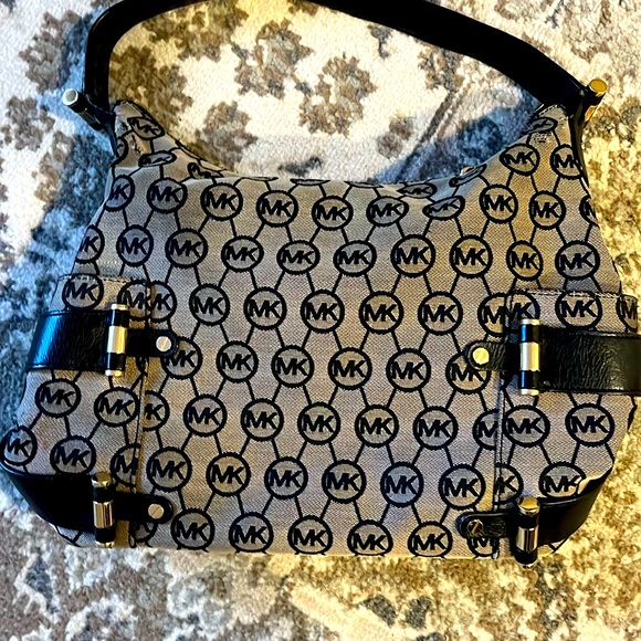 It is definitely used pocketbook ripped in side - Picture 1 of 6